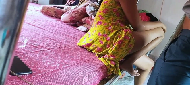 Mal kız arkadaşını odaya getirdi ve baş aşağı.