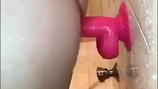 jolie salope se filme avec son gode