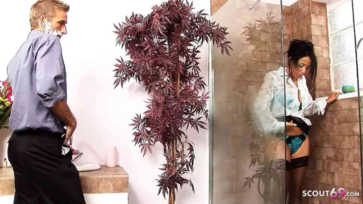 Seksi orta yaşlı seksi kadın Romana Ryder için duşta ıslak cfnm giyinik seks