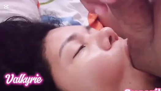 Güzel kız lezzetli emiyor
