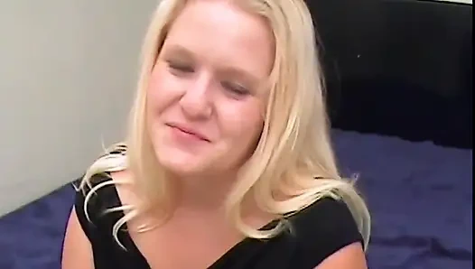 Şişman orta yaşlı seksi kadının amının içinde büyük bir siyah yarağa ihtiyacı var