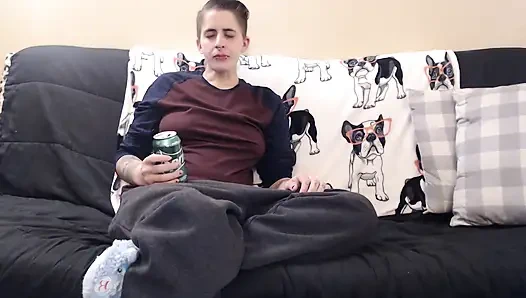 Yüksek sesle limonlu soda geğiriyor