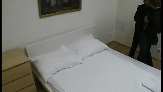 Yaşlı ve genç amcık yarakla sikişiyor