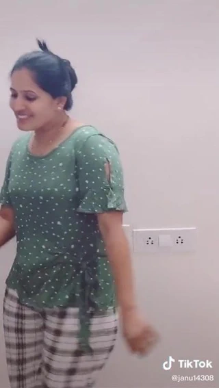 Janu'nun ateşli ve seksi dansı... gaandası büyük ve seksi