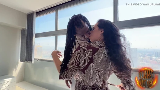 Mercy olmadan Brezilyalı düzgün vücutlu iri güzel kadın orta yaşlı seksi kadın fragman