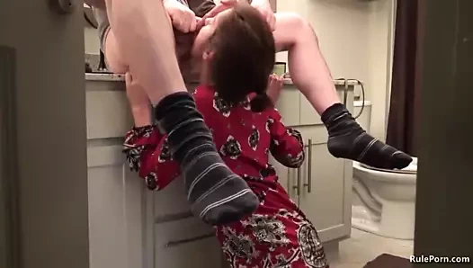 une belle brune genoux