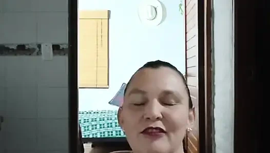 Bekar anne büyük götlü amcığını yapay penisiyle sikiyor