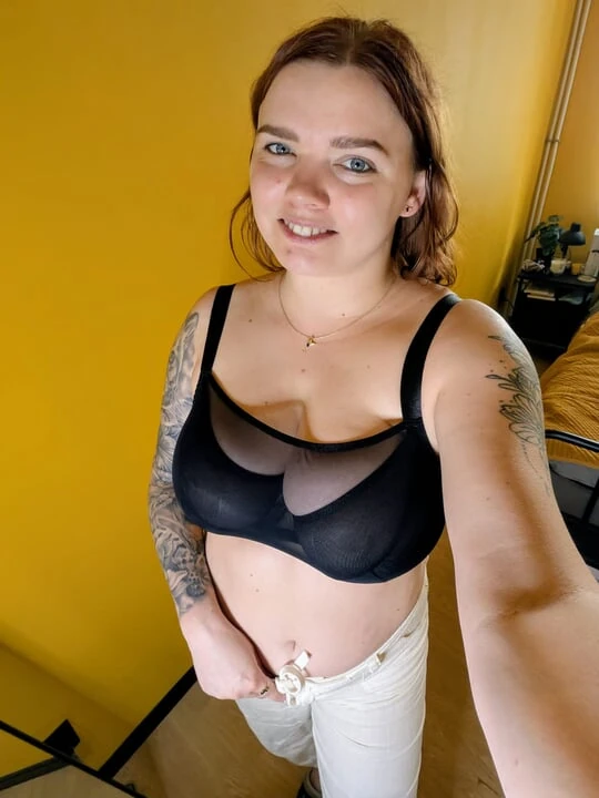 Büyük memeli bir anne olarak iç çamaşırını boşaltıyor.