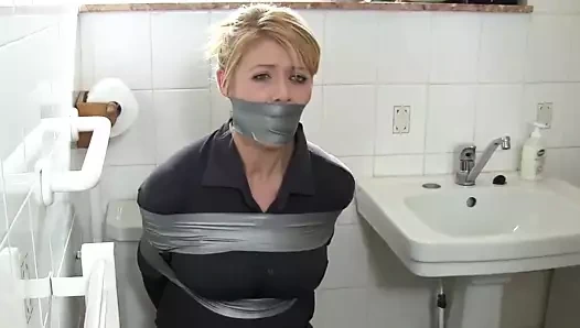 Banyoda sarışın ev hanımı