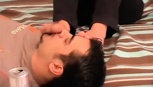 Barbie'nin ayaklarını kokluyor