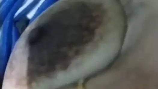 Soniya yenge oynama ile ona göğüsler