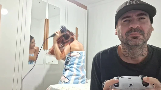 Üvey kız kardeşim yatak odamda aynamı kullanmak istiyor ve ona bakarak yarağıma mastürbasyon yapıyorum!