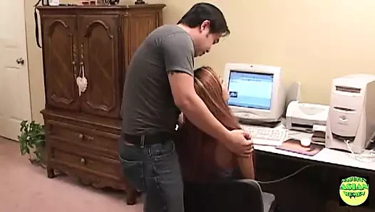 Azgın bir kızın kıllı amından yarak alırken orgazm olduğu inanılmaz Asyalı seks