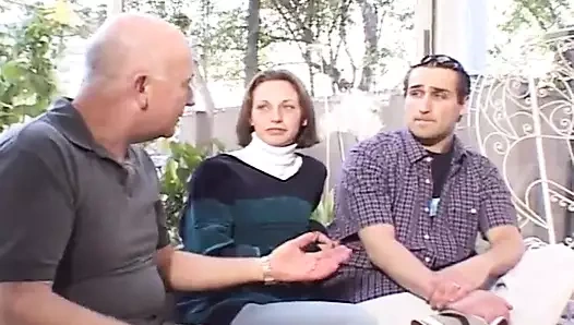 İki büyük memeli ateşli sarışın sürtük güzel bir sert sikişten sonra döl paylaşmaya bayılıyor