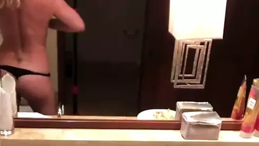 Britney spears kıçını bir tangayla gösteriyor