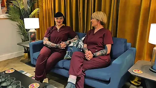 Alternatif terapi kliniği dizisi vibratör, dildo ve yarak açgözlü bir kız için baston kombinasyonu