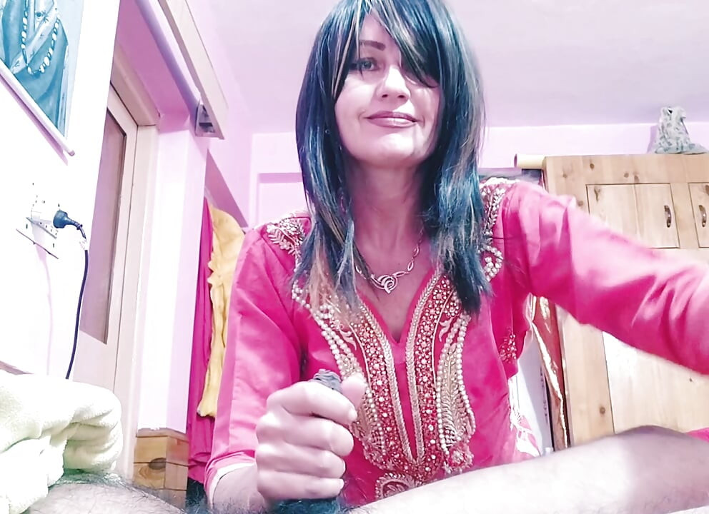 Azgın orta yaşlı seksi kadın tarafından baştan çıkarılan profesyonel model