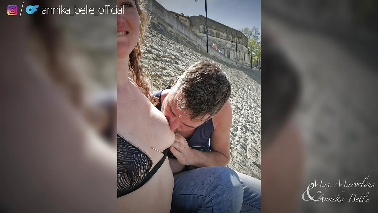 Arles'te (Fransa) sikişiyor ve ıslak amını parmaklıyor - halka açık çıplaklık