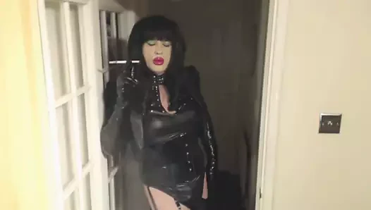 Candi deri giyinmiş bir vs120 içiyor