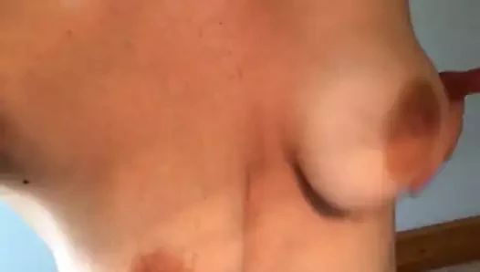 Charlie adım anne göğüsleri kapalı gösterir