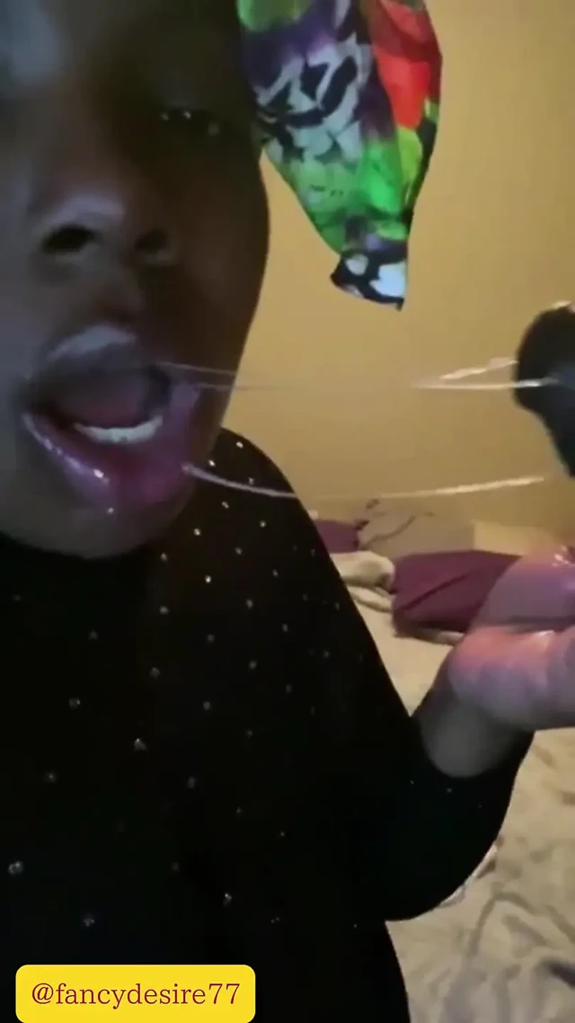 Üvey babam bizimle taşındı ve gece geç saatlerde biraz eğleniyoruz