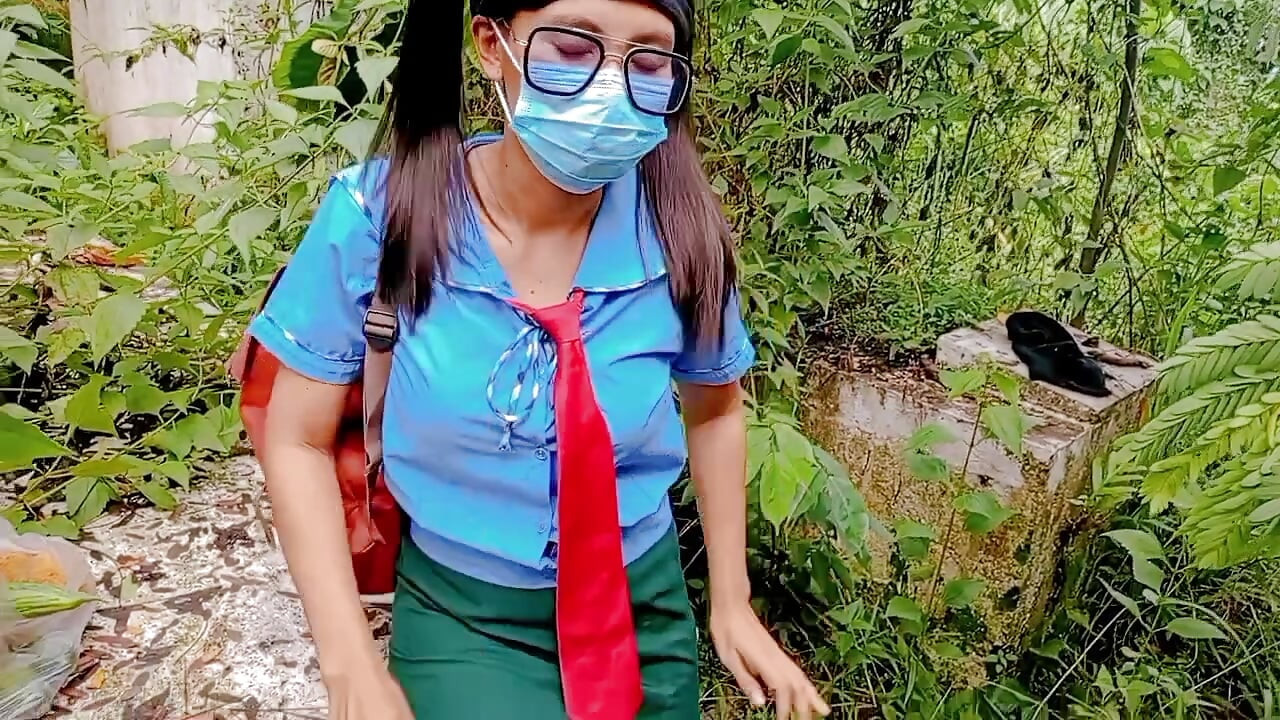 Terk edilmiş mezarlıkta tek başına parmakla