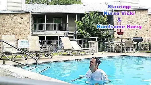 İri güzel kadın hemşire Vicki ve Yakışıklı Harry havuz savaşında