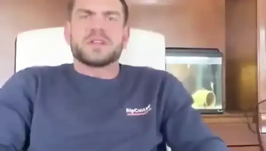 Siktir et olarak uygun dövmeli pullu delikanlı ateş onun yük