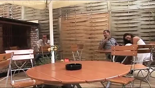 Sikişiyor, sarışın ve esmer grup seks partisi