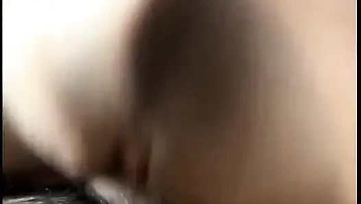 Esmer kadın yatakta yatarken sıkı amına yarak alıyor