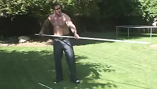 Sürtük Kelly uzun tahta direkleri sikiş deliklerine sokmayı seviyor