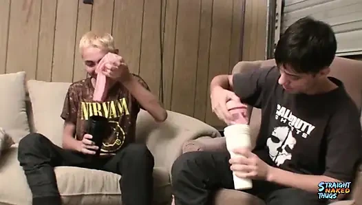 Straightnakedthugs azgın delikanlılar Chad Turner ve Dakotah Perrie birlikte favorilerini sikiyor