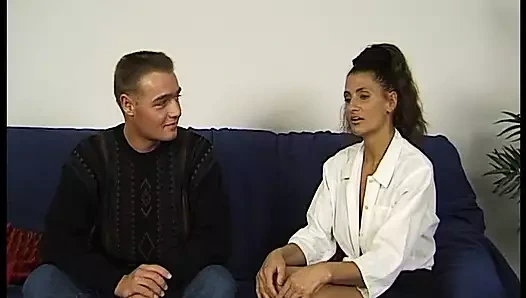 Sıkı milf sürmek horoz gibi bir 18 yaşındaki