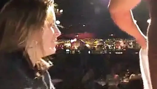 Seksi dansçı asla unutamayacağı bir şov yapıyor