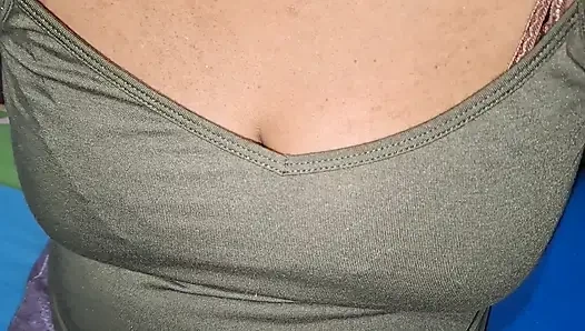 Asyalı kadın içeride rahatlıyor