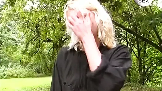 Sürtük sarışın Alman oyuncaklar ve yarakla oynuyor