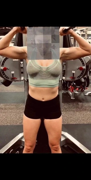 spor salonunda sarışın