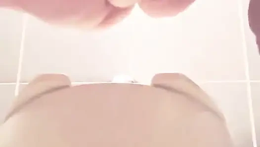 Arkadaşlar bu yüzden sikişiyor ve banyo kapısını kilitliyor