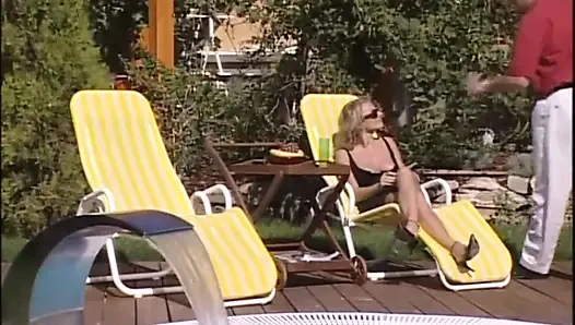 Kıllı amcık bahçede anal sikiliyor