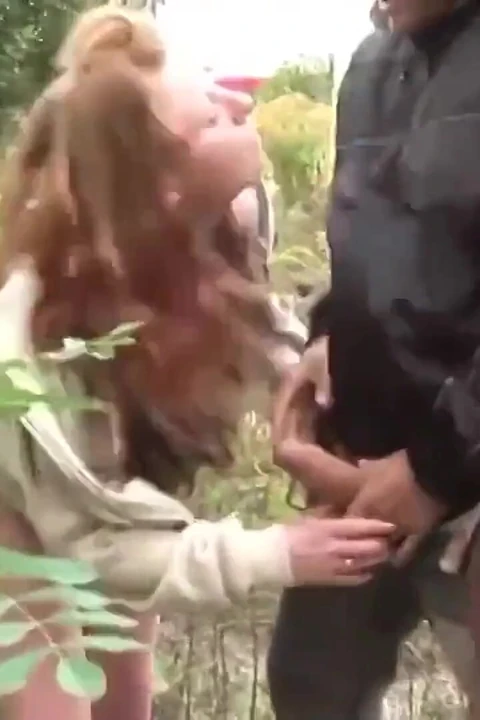 Yaramaz kız açık havada seks için alındı