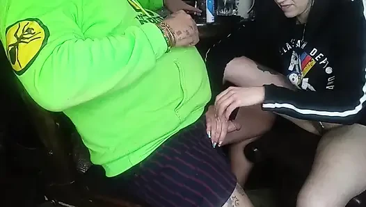 Dölü elimden damlayarak ona elle muamele çekiyorum....