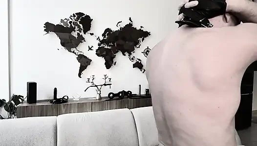 İtaatkar köle kölemi kırbaçlıyor