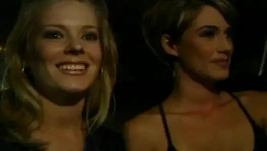 Hermosas muñecas clásicas lesbo divirtiéndose en el asiento trasero de un taxi