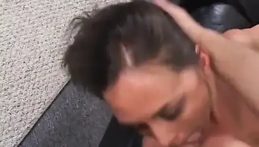 Büyük götlü orta yaşlı seksi kadın amını kanepede büyük bir yarakla iyi siktiriyor