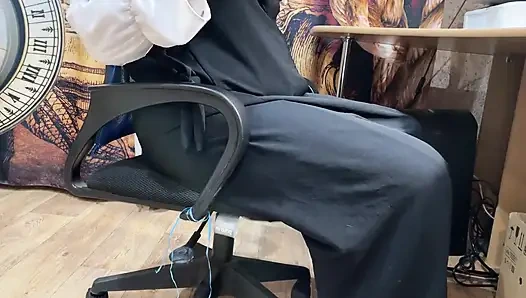 Arap kadın porno izliyor ve mastürbasyon yapıyor. Zevk almak