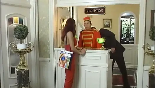 Esmer Azgın Sürtük Arkadaşının Büyük Sert Yarağını Emiyor