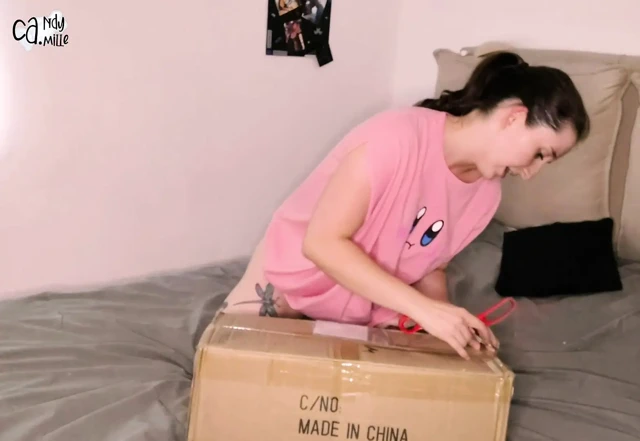 Sohimi seks bebeğinin kutularını çıkarıyor