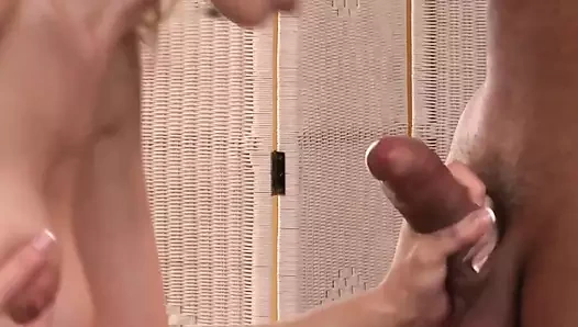 Kadının göğüsleri büyük yarağının üzerinde yukarı aşağı sallanıyor