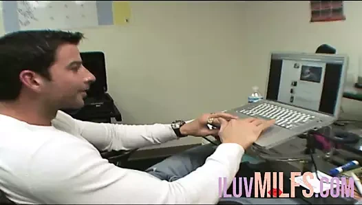 Küçük memeli bebekle harika seks