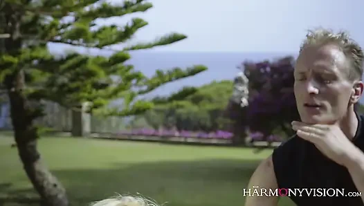 Bronzlaşmış sarışın açık havada yarakla çalışıyor